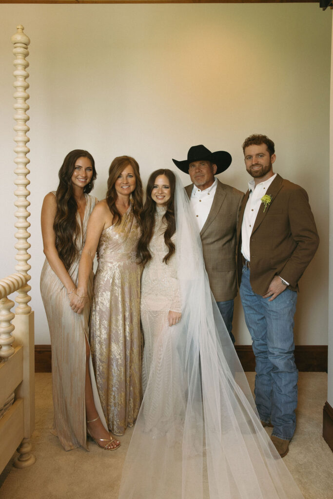 Family photo before the wedding starts
