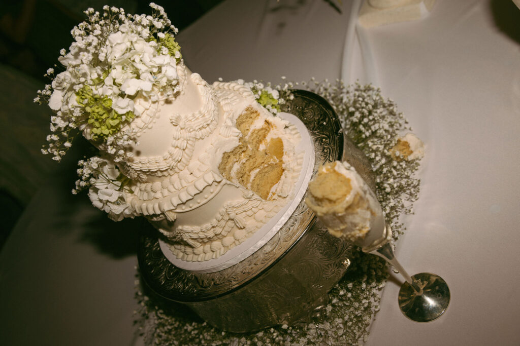 cut wedding cake